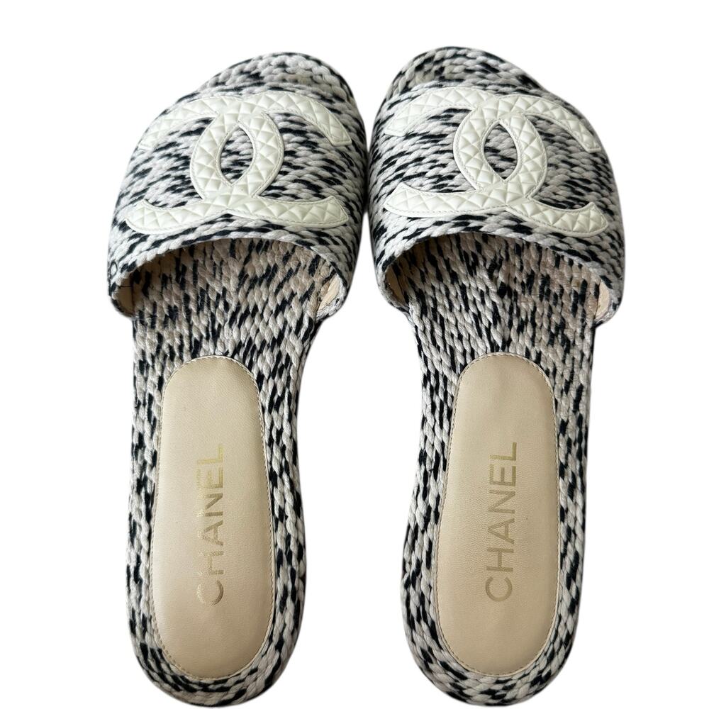 CHANEL Beige/ Black Patent CC Mule Slides 38C/ US 8 Wide - Picture 2 of 11